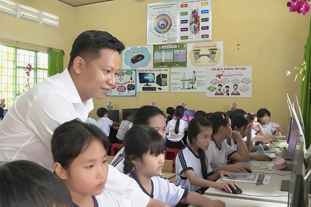 Thầy gi&aacute;o miền T&acirc;y thắp lửa lớp học số - Ảnh 3.