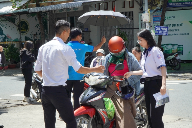 'B&oacute;ng hồng' Viện Kiểm s&aacute;t tiếp sức th&iacute; sinh Cần Thơ - Ảnh 5.