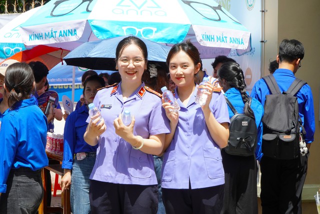 'B&oacute;ng hồng' Viện Kiểm s&aacute;t tiếp sức th&iacute; sinh Cần Thơ - Ảnh 1.