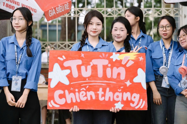 Gần 10.000 tình nguyện viên thủ đô tiếp sức sĩ tử trong ngày đầu thi tốt nghiệp - Ảnh 1.