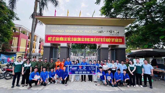 Gần 10.000 tình nguyện viên thủ đô tiếp sức sĩ tử trong ngày đầu thi tốt nghiệp - Ảnh 10.