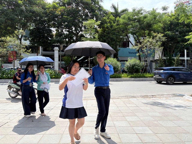 Gần 10.000 tình nguyện viên thủ đô tiếp sức sĩ tử trong ngày đầu thi tốt nghiệp - Ảnh 9.