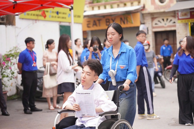 Gần 10.000 tình nguyện viên thủ đô tiếp sức sĩ tử trong ngày đầu thi tốt nghiệp - Ảnh 5.