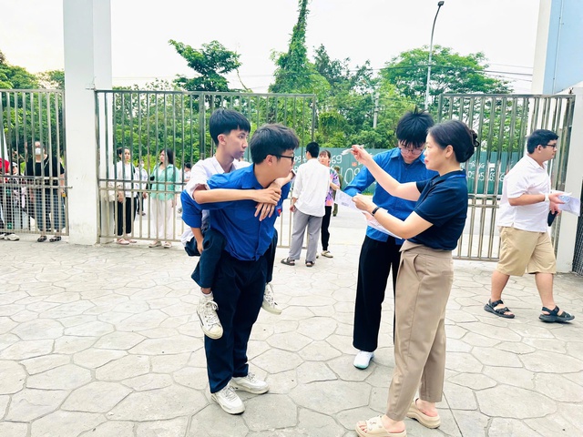 Gần 10.000 tình nguyện viên thủ đô tiếp sức sĩ tử trong ngày đầu thi tốt nghiệp - Ảnh 3.