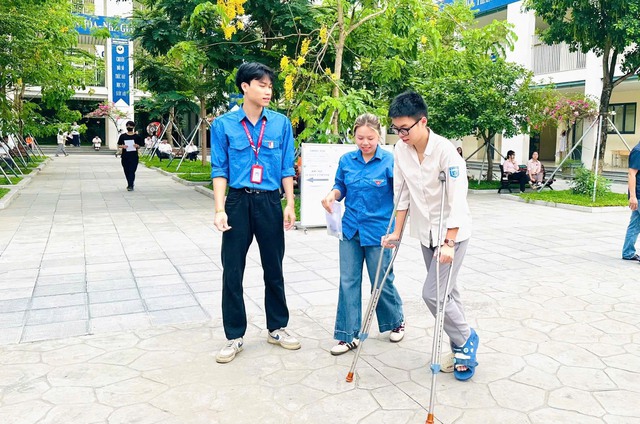 Gần 10.000 tình nguyện viên thủ đô tiếp sức sĩ tử trong ngày đầu thi tốt nghiệp - Ảnh 4.