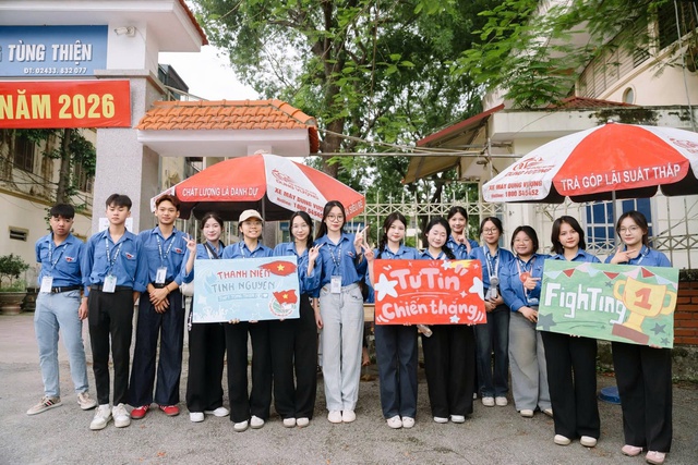 Gần 10.000 tình nguyện viên thủ đô tiếp sức sĩ tử trong ngày đầu thi tốt nghiệp - Ảnh 2.
