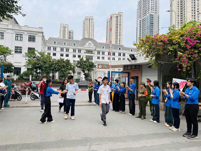 Gần 10.000 tình nguyện viên thủ đô tiếp sức sĩ tử trong ngày đầu thi tốt nghiệp - Ảnh 11.