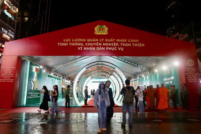 Gala 'Tổ quốc bình yên': Tái hiện 80 năm lịch sử An ninh nhân dân - Ảnh 9.