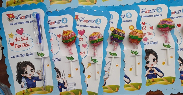 Thi tốt nghiệp THPT: Bút bi, kẹo mút của đoàn viên Quảng Trị động viên thí sinh- Ảnh 3. Thí sinh đi thi được tiếp sức hết mình và những món quà bất ngờ - Ảnh 4.