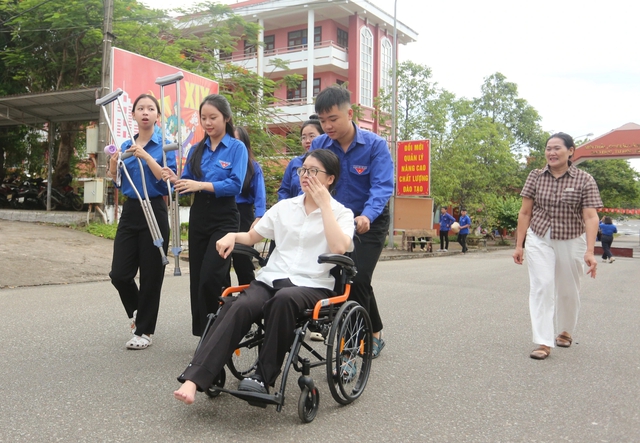 Thí sinh đi thi được tiếp sức hết mình và những món quà bất ngờ - Ảnh 1.