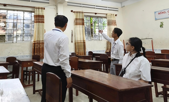 Th&iacute; sinh g&atilde;y tay được bố tr&iacute; ph&ograve;ng thi ri&ecirc;ng, gi&aacute;m thị hỗ trợ ghi b&agrave;i l&agrave;m - Ảnh 2.