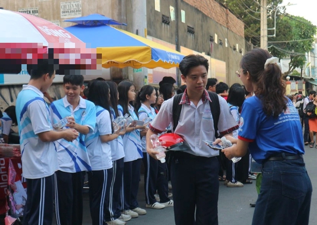Không phải thí sinh nhưng vẫn dậy từ 5 giờ sáng đến điểm thi tốt nghiệp THPT - Ảnh 4. Không phải thí sinh nhưng vẫn dậy từ 5 giờ sáng đến điểm thi tốt nghiệp THPT - Ảnh 4.