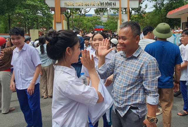Thí sinh Quảng Trị vui mừng sau môn Văn, ra về trong vòng tay phụ huynh - Ảnh 5.