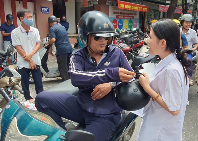 Thí sinh Quảng Trị vui mừng sau môn Văn, ra về trong vòng tay phụ huynh - Ảnh 7.