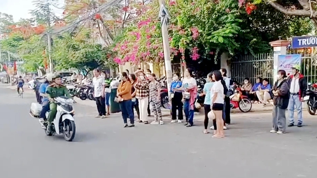Mưa cận giờ thí sinh vô phòng thi ở An Giang - Ảnh 4.