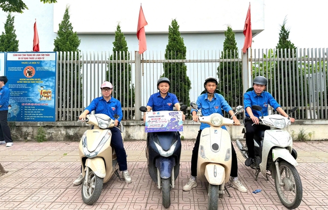 Gần 10.000 tình nguyện viên thủ đô tiếp sức sĩ tử trong ngày đầu thi tốt nghiệp - Ảnh 6.