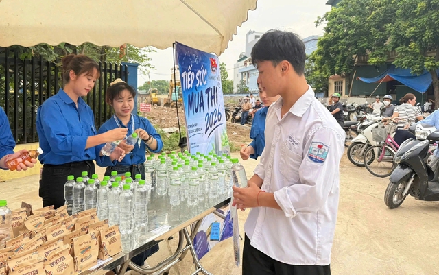 Gần 10.000 tình nguyện viên thủ đô tiếp sức sĩ tử trong ngày đầu thi tốt nghiệp - Ảnh 7.