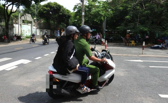 Quên giấy tờ, đi lộn điểm thi: Những pha 'thót tim' ở kỳ thi tốt nghiệp THPT - Ảnh 1. Quên giấy tờ, đi lộn điểm thi: Những pha 'thót tim' ở kỳ thi tốt nghiệp THPT - Ảnh 1.