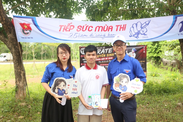 Thi tốt nghiệp THPT: Bút bi, kẹo mút của đoàn viên Quảng Trị động viên thí sinh- Ảnh 4. Thí sinh đi thi được tiếp sức hết mình và những món quà bất ngờ - Ảnh 5.