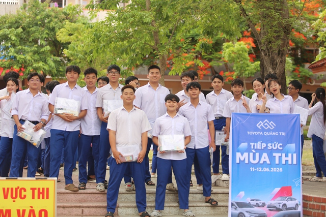 Thí sinh Quảng Trị vui mừng sau môn Văn, ra về trong vòng tay phụ huynh - Ảnh 1.