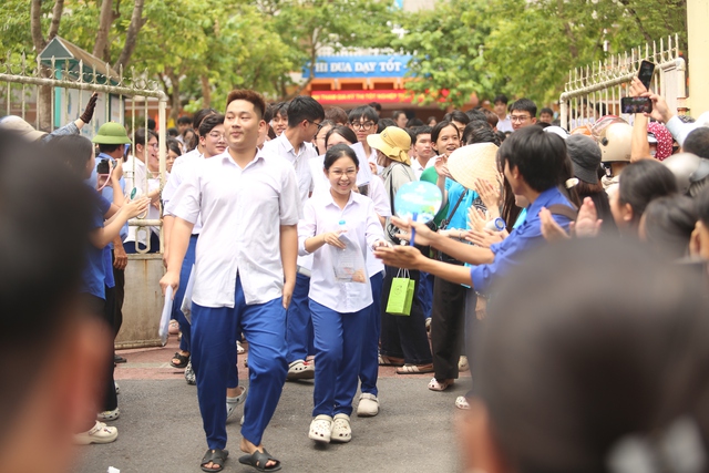 Thí sinh Quảng Trị vui mừng sau môn Văn, ra về trong vòng tay phụ huynh - Ảnh 4.