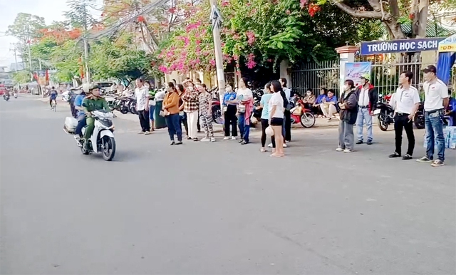 Mưa cận giờ thí sinh vô phòng thi ở An Giang - Ảnh 4.