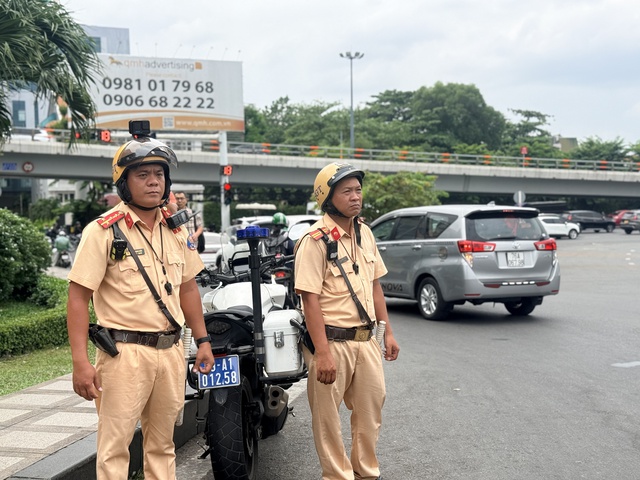 Biển cấm dừng, cấm đỗ xe có áp dụng với xe máy? Nhiều người vẫn hiểu sai - Ảnh 2.