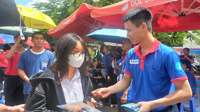 Nắng hơn 35 độ C, nhiều người vẫn bám trụ trước điểm thi vì điều này… - Ảnh 1.
