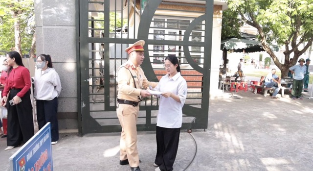 CSGT Quảng Ninh hú còi 20 km lấy thẻ dự thi cho nữ sinh - Ảnh 1.