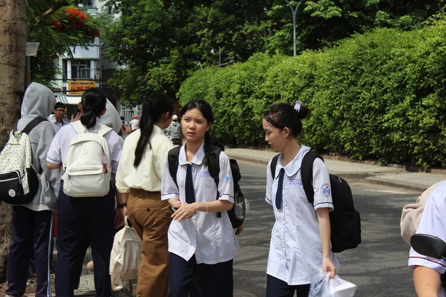 Thí sinh TP.HCM bất ngờ, 'đề văn tốt nghiệp lệch tủ, lệch méo xẹo' - Ảnh 1.