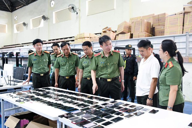 Công an triệt phá nhóm lừa đảo từ Campuchia sang Việt Nam lập 'đại bản doanh' - Ảnh 2.