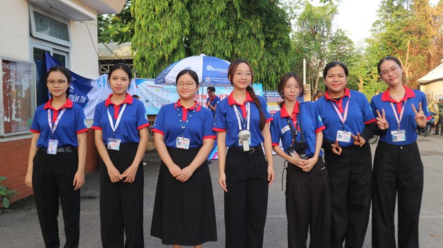 Không phải thí sinh nhưng vẫn dậy từ 5 giờ sáng đến điểm thi tốt nghiệp THPT - Ảnh 1. Không phải thí sinh nhưng vẫn dậy từ 5 giờ sáng đến điểm thi tốt nghiệp THPT - Ảnh 1.
