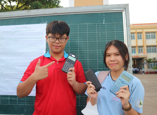 Không phải thí sinh nhưng vẫn dậy từ 5 giờ sáng đến điểm thi tốt nghiệp THPT - Ảnh 2. Không phải thí sinh nhưng vẫn dậy từ 5 giờ sáng đến điểm thi tốt nghiệp THPT - Ảnh 2.