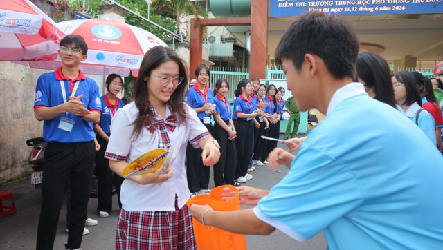 Không phải thí sinh nhưng vẫn dậy từ 5 giờ sáng đến điểm thi tốt nghiệp THPT - Ảnh 3. Không phải thí sinh nhưng vẫn dậy từ 5 giờ sáng đến điểm thi tốt nghiệp THPT - Ảnh 3.