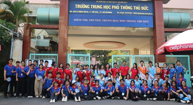 Không phải thí sinh nhưng vẫn dậy từ 5 giờ sáng đến điểm thi tốt nghiệp THPT - Ảnh 5. Không phải thí sinh nhưng vẫn dậy từ 5 giờ sáng đến điểm thi tốt nghiệp THPT - Ảnh 5.