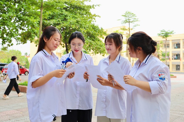 Giáo viên dự đoán nhiều thí sinh sẽ đạt điểm 7 - 8 môn ngữ văn- Ảnh 1. Giáo viên dự đoán nhiều thí sinh sẽ đạt điểm 7 - 8 môn ngữ văn- Ảnh 1.
