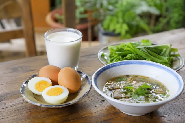 Trứng hay sữa: Chuyên gia giải đáp lựa chọn nào tốt hơn để tăng protein - Ảnh 1.