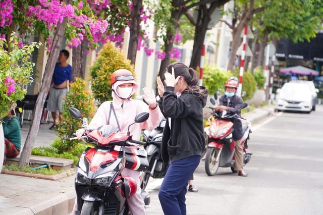 Cha mẹ hồi hộp ngo&agrave;i cổng trường, th&iacute; sinh lặng lẽ chọn lối đi ri&ecirc;ng - Ảnh 3.
