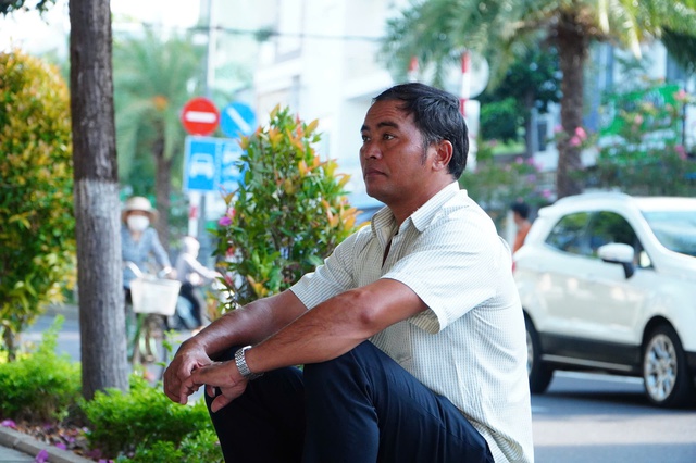 Cha mẹ hồi hộp ngo&agrave;i cổng trường, th&iacute; sinh lặng lẽ chọn lối đi ri&ecirc;ng - Ảnh 2.