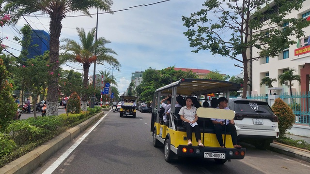Thí sinh dự thi được đưa đón bằng xe điện du lịch- Ảnh 2. Thí sinh dự thi được đưa đón bằng xe điện du lịch- Ảnh 2.