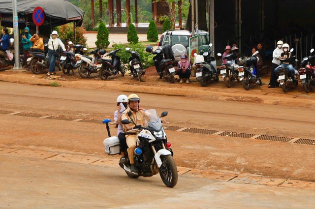 CSGT Lâm Đồng dùng xe đặc chủng đưa thí sinh về lấy giấy tờ, kịp dự thi.- Ảnh 1. CSGT Lâm Đồng dùng xe đặc chủng đưa thí sinh về lấy giấy tờ, kịp dự thi.- Ảnh 1.