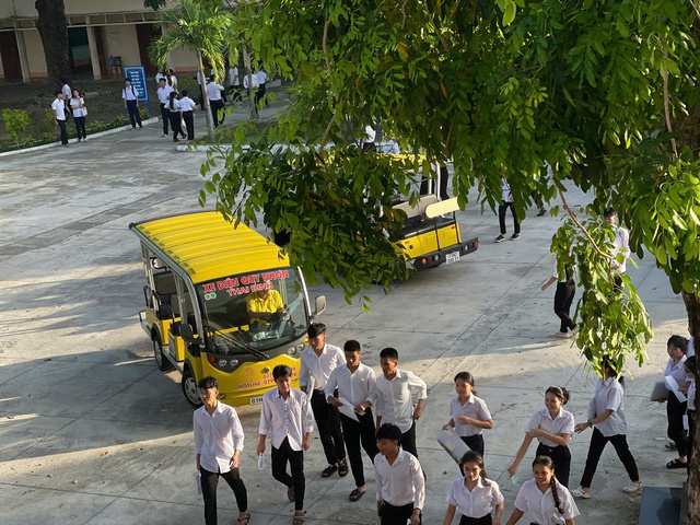 Thí sinh dự thi được đưa đón bằng xe điện du lịch- Ảnh 3. Thí sinh dự thi được đưa đón bằng xe điện du lịch- Ảnh 3.