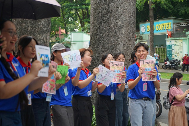 'Chai yo', 'Sù sù ná', 'Allez!': Màn tiếp sức độc lạ chỉ có ở điểm thi này - Ảnh 4.