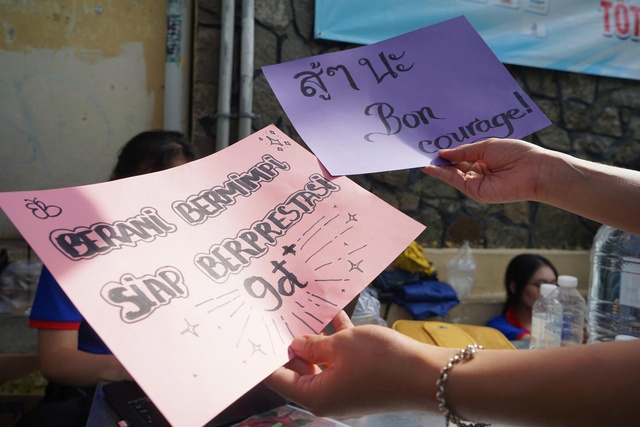 'Chai yo', 'Sù sù ná', 'Allez!': Màn tiếp sức độc lạ chỉ có ở điểm thi này - Ảnh 3.