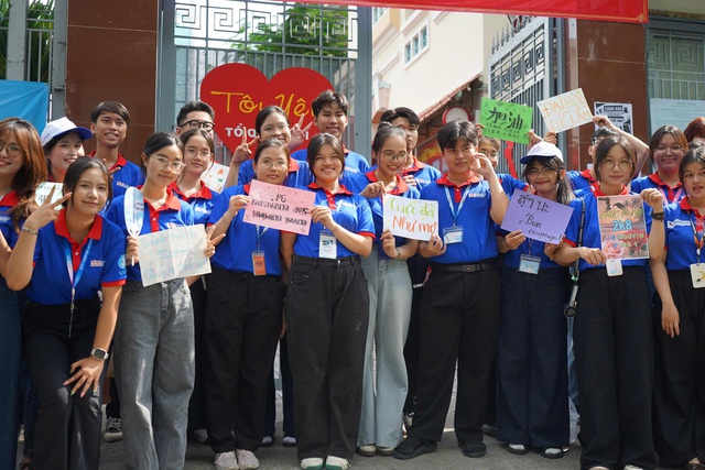 'Chai yo', 'Sù sù ná', 'Allez!': Màn tiếp sức độc lạ chỉ có ở điểm thi này - Ảnh 2.