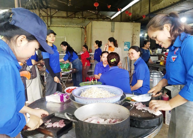 Chuyện cảm động mà thi: Thức từ sáng sớm để nấu cơm cho thí sinh - Ảnh 1.