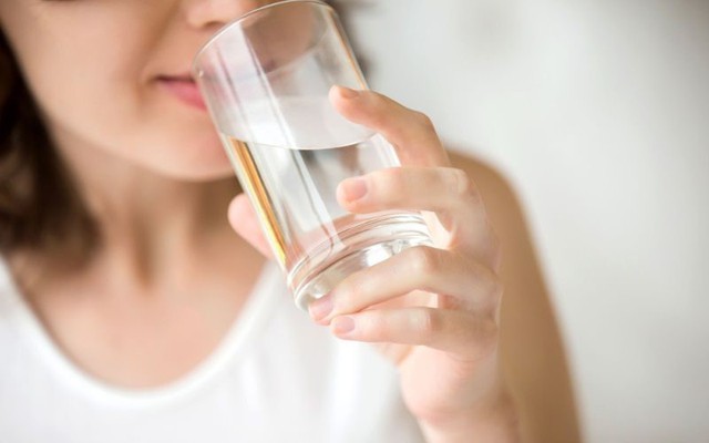 Hết m&igrave;nh l&uacute;c đi biển, 'hết hồn' l&uacute;c ch&aacute;y nắng: 5 mẹo cứu l&agrave;n da cực nhạy - Ảnh 4.