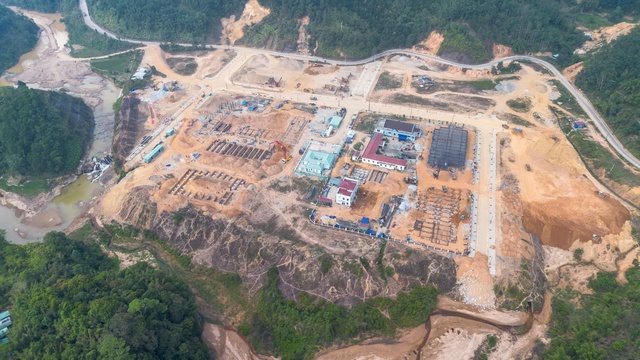 Bộ đội dựng trường học giữa đại ngàn - Ảnh 1.