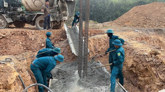 Bộ đội dựng trường học giữa đại ngàn - Ảnh 3.