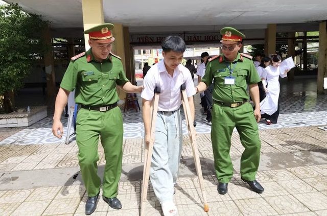 Cà Mau hỗ trợ thí sinh gãy tay, thủy đậu hoàn thành kỳ thi tốt nghiệp THPT- Ảnh 1. Cà Mau hỗ trợ thí sinh gãy tay, thủy đậu hoàn thành kỳ thi tốt nghiệp THPT- Ảnh 1.